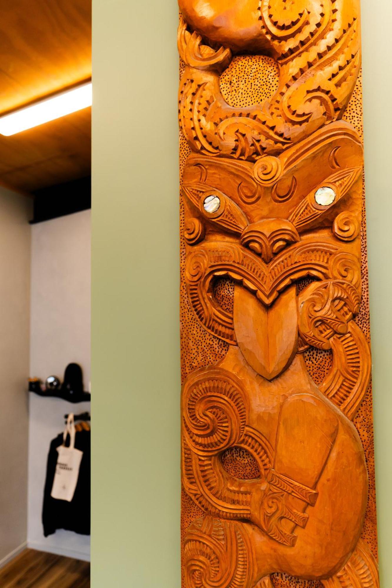 A Pousada Haka House Rotorua Exterior foto A pounamu carving