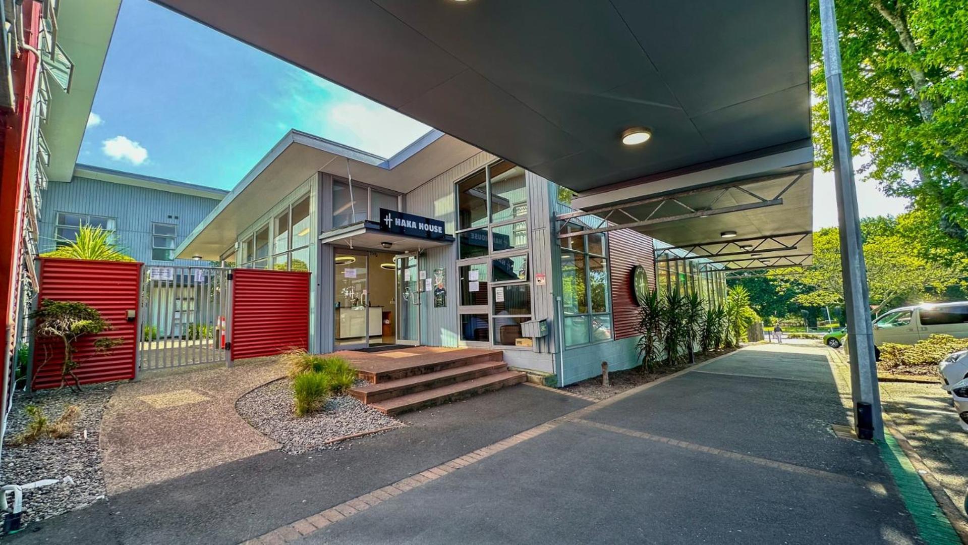 A Pousada Haka House Rotorua Exterior foto The main entrance of the school